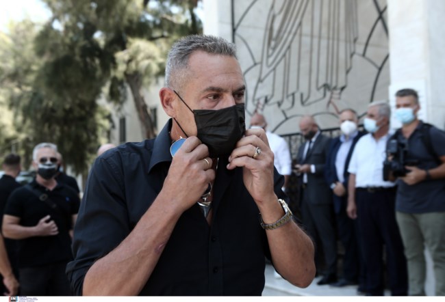 Η απίστευτη εμφάνιση του Πάνου Καμμένου στην κηδεία του Κωνσταντίνου Μίχαλου- Σαν ροκάς