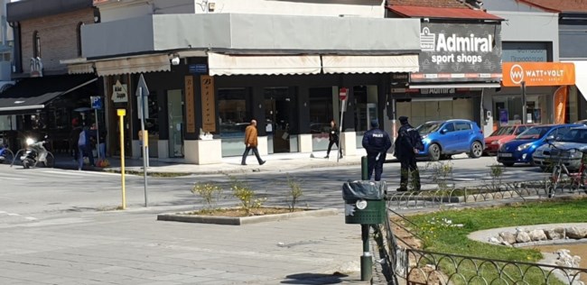 Στα Τρίκαλα αστυνομία στις πλατείες, "διώχνει" νέους και παππούδες