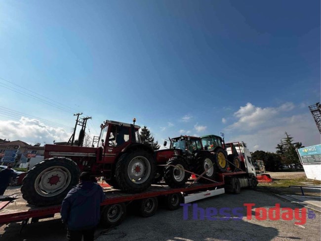 Οι Μακεδόνες αγρότες "φορτώνουν" τρακτέρ πάνω σε πλατφόρμες – Επόμενη στάση… Αθήνα