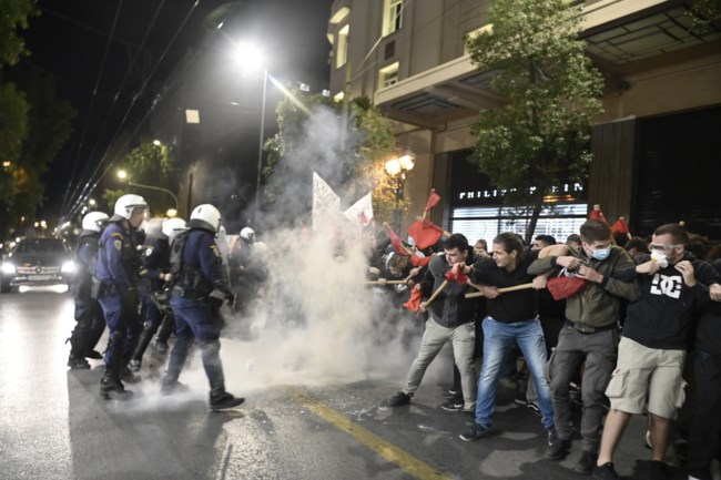 Επεισόδια στο κέντρο της Αθήνας: Χημικά σε πορεία για την ενεργειακή ακρίβεια [Εικόνες]