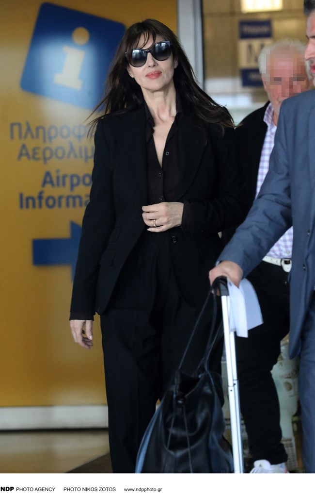 Mόνικα Μπελούτσι: Ινκόγκνιτο με total black look και μαύρα γυαλιά ηλίου στο αεροδρόμιο της Αθήνας
