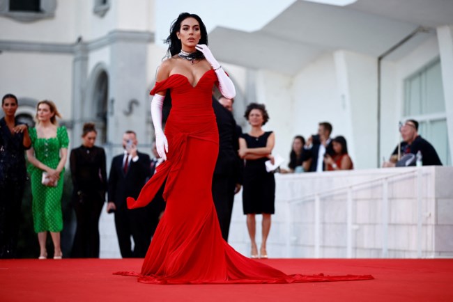 Pretty Woman η Τζορτζίνα Ροντρίγκεζ: Η δραματική εμφάνιση με το iconic κόκκινο φόρεμα και τα λάθος παπούτσια