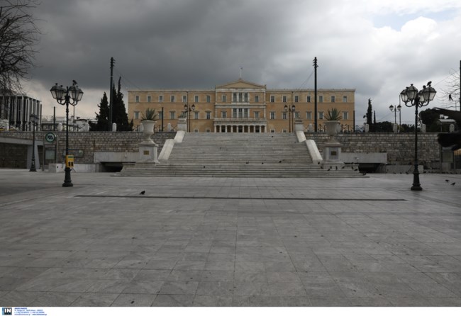 "Έρημη πόλη": Η πλατεία Συντάγματος χωρίς κόσμο - Πρωτοφανείς εικόνες