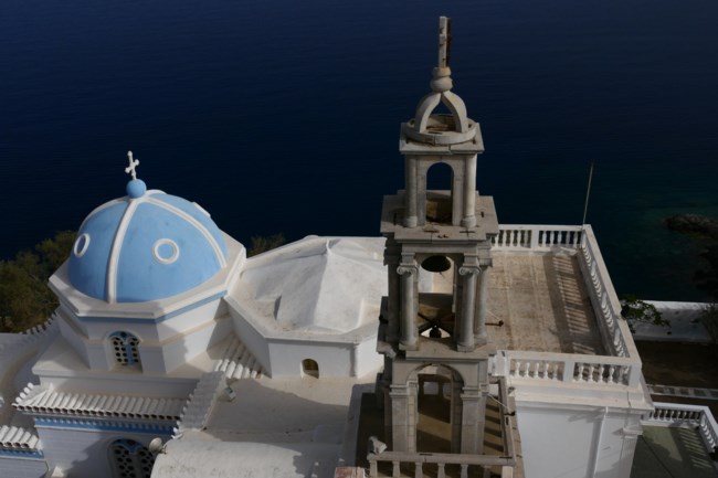 Το κορυφαίο "μυστικό" νησί με τα ασβεστωμένα σπίτια και τα πλακόστρωτα δρομάκια