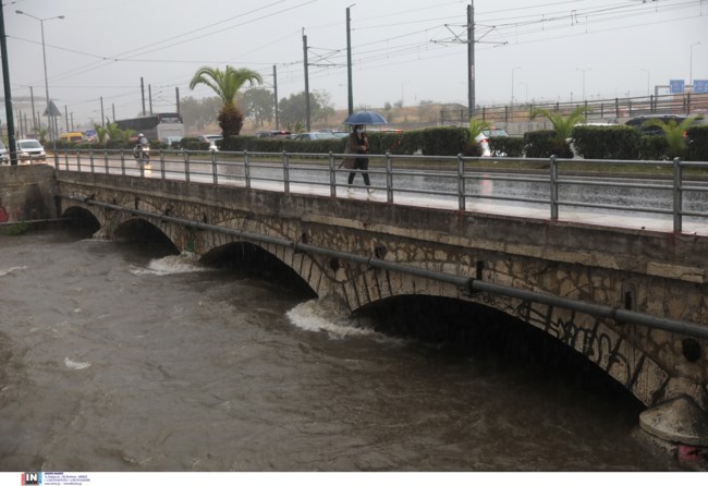 Κακοκαιρία "Μπάλλος": Συναγερμός στο Μοσχάτο - Κίνδυνος υπερχείλισης του Ιλισσού [Εικόνες][