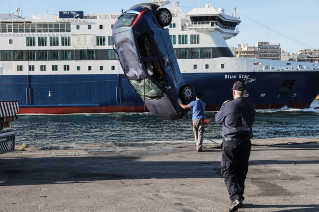 Επεσε αυτοκίνητο στο λιμάνι του Πειραιά - Νεκρός ανασύρθηκε ο οδηγός [εικόνες - βίντεο]