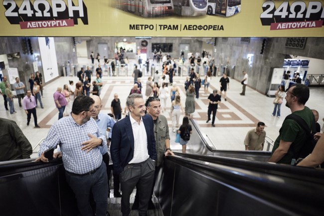 Επίσκεψη Μητσοτάκη στο μετρό του Συντάγματος - Τι είπε με τους εργαζόμενους για την 24ωρη λειτουργία το Σάββατο