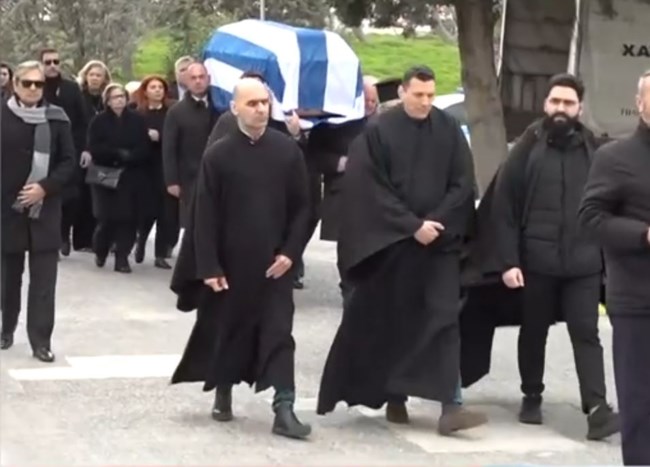 Βαΐτσης Αποστολάτος: Tο τελευταίο "αντίο" στον πρώην αντιπρόεδρο της Βουλής - Τραγικές φιγούρες η σύντροφος και η κόρη του