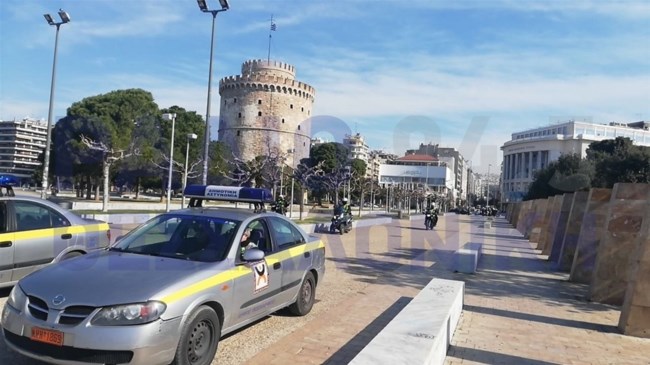 Η αστυνομία βγαίνει στο δρόμο και ζητά από κόσμο που κάνει βόλτες να μείνει σπίτι [εικόνες - βίντεο]