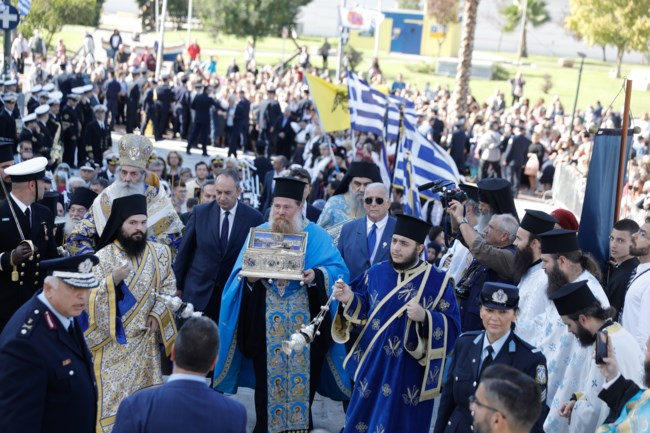 Πειραιάς: Ατελείωτες ουρές πιστών για να προσκυνήσουν την Αγία Ζώνη [εικόνες]