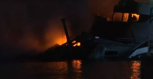 πυρκαγια σκαφοσ μαρινα ζεασ