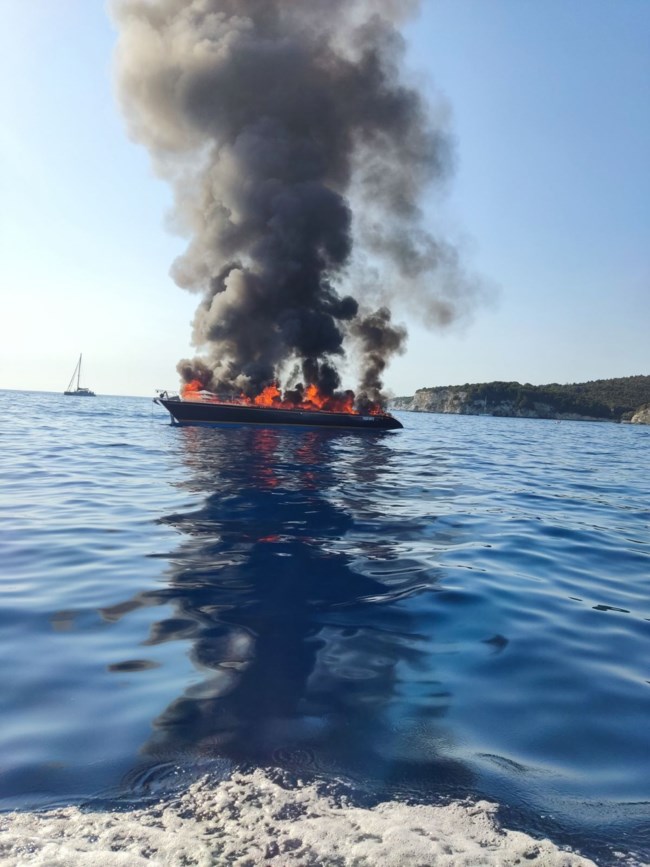 Πυρκαγιά σε ιστιοφόρο με 7 Ιταλούς βορειοανατολικά των Αντίπαξων