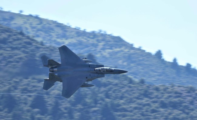 Χαμός από ξένους φωτογράφους για τα αεροσκάφη που "χορεύουν" στα ελληνικά φαράγγια [εικόνες]