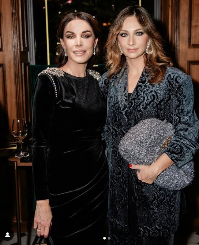 Τατιάνα Στεφανίδου: Το vintage velvet φόρεμα και η Prada τσάντα της σε private event με τον Νίκο Ευαγγελάτο