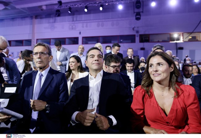 Η Μπέτυ Μπαζιάνα τράβηξε τα βλέμματα στο Βελλίδειο: Το κόκκινο φόρεμα που έκλεψε τις εντυπώσεις [εικόνες]