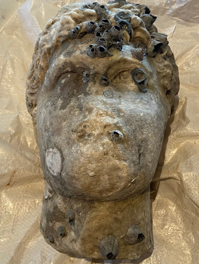 Πρέβεζα: Ρωμαϊκή κεφαλή από πεντελικό μάρμαρο, με περίτεχνη κόμμωση, ανασύρθηκε από τη θάλασσα