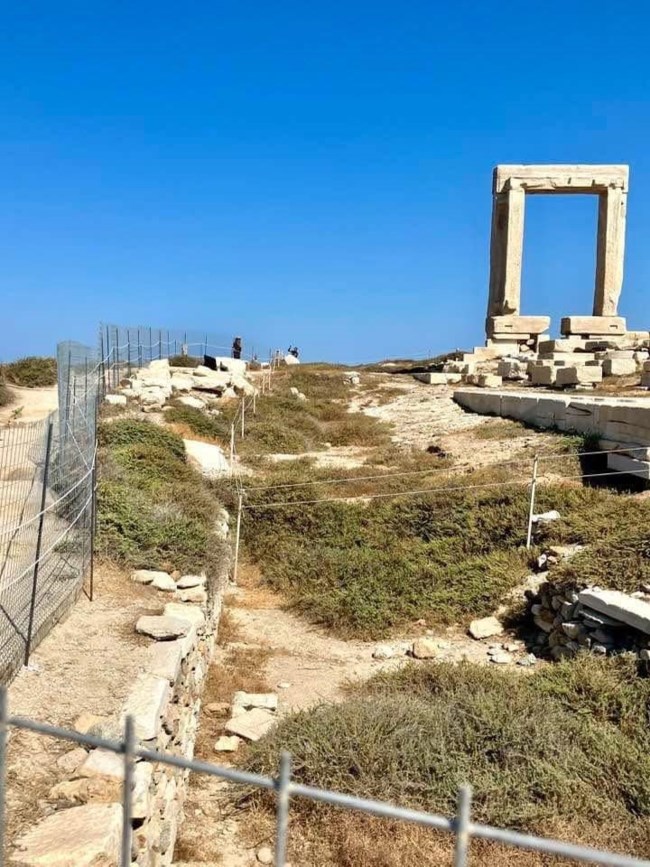 Νάξος: Aντιδράσεις για το συρματόπλεγμα στην Πορτάρα μετά τον τουρίστα που σήκωσε μάρμαρο χιλιάδων ετών [εικόνες]
