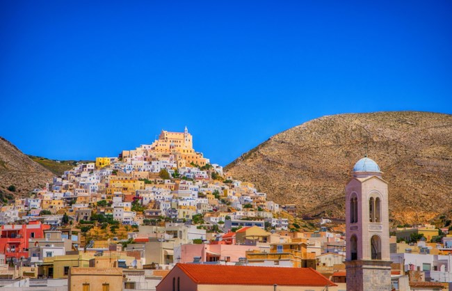 Πάσχα στην Αρχόντισσα των Κυκλάδων: Κατάνυξη και παράδοση με φόντο τη μεσαιωνική και κυκλαδίτικη αρχιτεκτονική