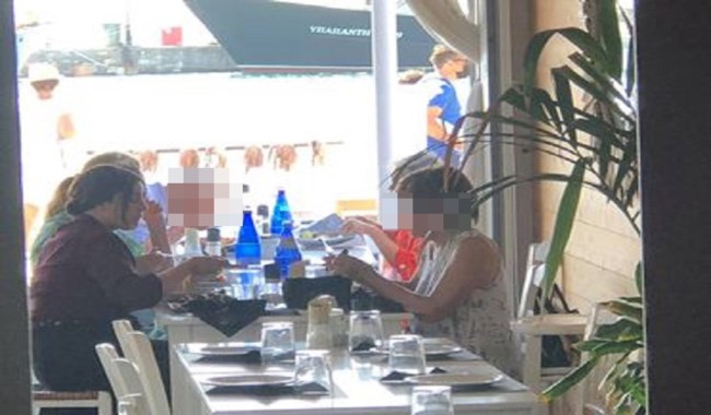 Μόνικα Μπελούτσι: Και φέτος για διακοπές στην Πάρο - Το γεύμα σε εστιατόριο της Νάουσας [εικόνες]