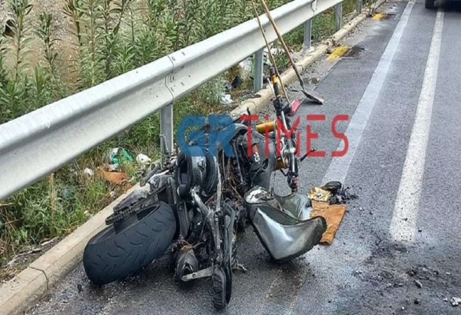 Θεσσαλονίκη: Μοτοσικλέτα τυλίχθηκε στις φλόγες μετά από σύγκρουση με Ι.Χ.  - Ένας σοβαρά τραυματίας [Εικόνες]