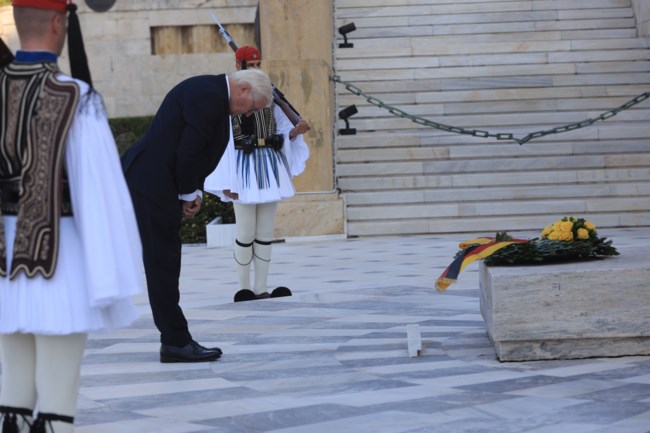 Στην Αθήνα ο Γερμανός πρόεδρος Σταϊνμάιερ – Κατέθεσε στεφάνι στο Μνημείο του Αγνώστου Στρατιώτη [εικόνες]