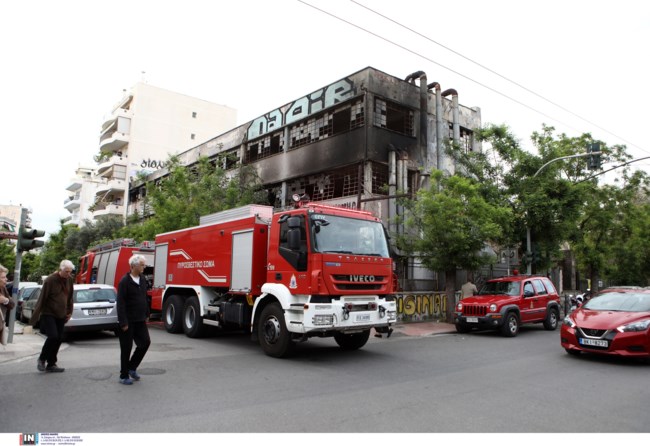 Φωτιά σε εγκαταλελειμμένο εργοστάσιο στην Αχαρνών - Επιχειρούν 3 οχήματα με 8 πυροσβέστες