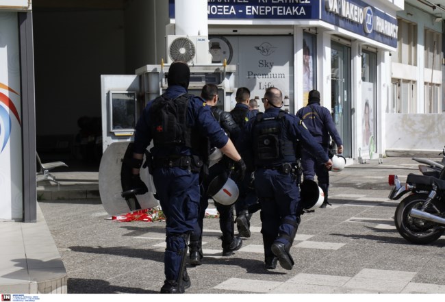 Γυναικοκτονία: Απίστευτο - Ο φρουρός έδινε το "παρών" στο ΑΤ Ιλίου και μετά έκανε βάρδιες στους Αγίους Αναργύρους