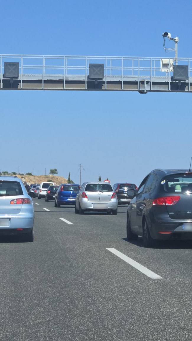 Χαμηλές ταχύτητες στην Αθηνών - Κορίνθου, μποτιλιάρισμα από τους Αγίους Θεοδώρους μέχρι τα Μέγαρα