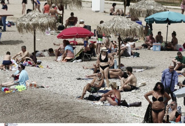 Πατείς με πατώ σε στις παραλίες: Δεν άντεξαν οι Αθηναίοι τη ζέστη και πλημμύρισαν τις θάλασσες [Εικόνες]