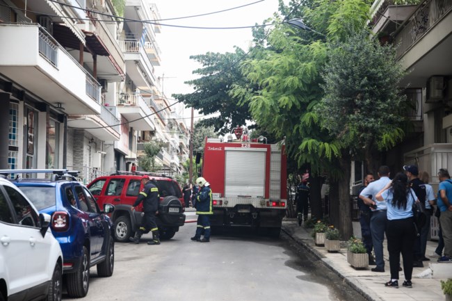 Θεσσαλονίκη: Νεκρός ο ηλικιωμένος που απειλούσε να αυτοκτονήσει - Έβαλε φωτιά στο σπίτι του