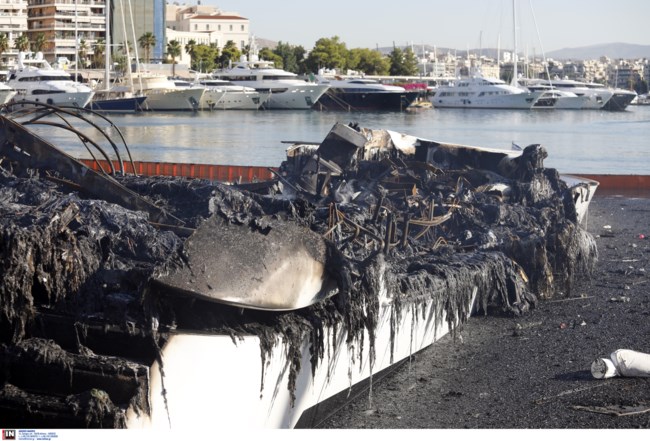 Εικόνες καταστροφής στη Μαρίνα Ζέας: Οι φλόγες έλιωσαν τα πολυτελή σκάφη - Kίνδυνος ρύπανσης της θάλασσας