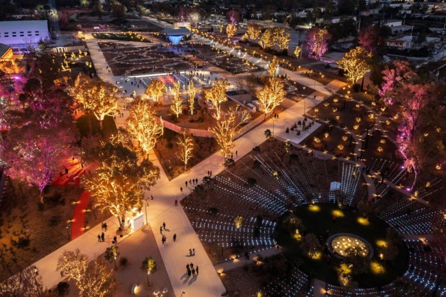 Experience Park του Ελληνικού: Παραμένει η λαμπερή ατμόσφαιρα στο εντυπωσιακό βιωματικό πάρκο [εικόνες]