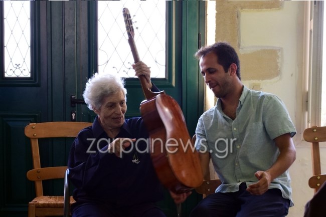 Θλίψη στα Χανιά: Πέθανε η Ασπασία Παπαδάκη, η πρώτη γυναίκα λυράρισα της Κρήτης [εικόνες - βίντεο]