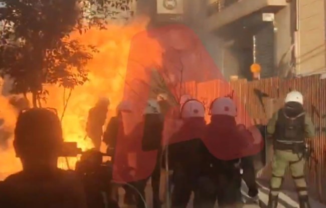 Επεισόδια στην Αθήνα: Μολότοφ και πέτρες από κουκουλοφόρους σε ΜΑΤ έξω από τη Νομική- Εγκλωβίστηκαν 13 άτομα σε πάρκινγκ