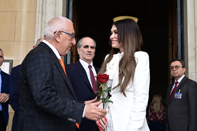 Στη Βουλή η Γκίλφοϊλ: Η θερμή αγκαλιά του Κακλαμάνη που την περίμενε με ένα κόκκινο τριαντάφυλλο [βίντεο]