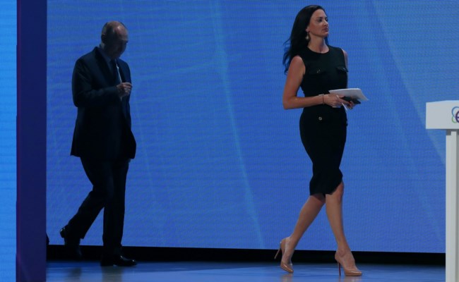 Σάλος στη Ρωσία με διάσημη Αμερικανίδα δημοσιογράφο: Την κατηγορούν ότι φλέρταρε με τον Πούτιν σε συνέντευξη [Βίντεο]