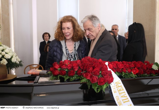 Βασίλης Βασιλικός: "Είναι μεγάλος ο καημός, ήταν ο μέντορας της καρδιάς μας" - Οι συγκινητικοί επικήδειοι Γαβρά και Ακρίτα