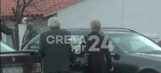 Κρήτη: Ράκος οι γονείς στην κηδεία του 22χρονου φοιτητή που καταπλακώθηκε από τοίχο στη Λάρισα