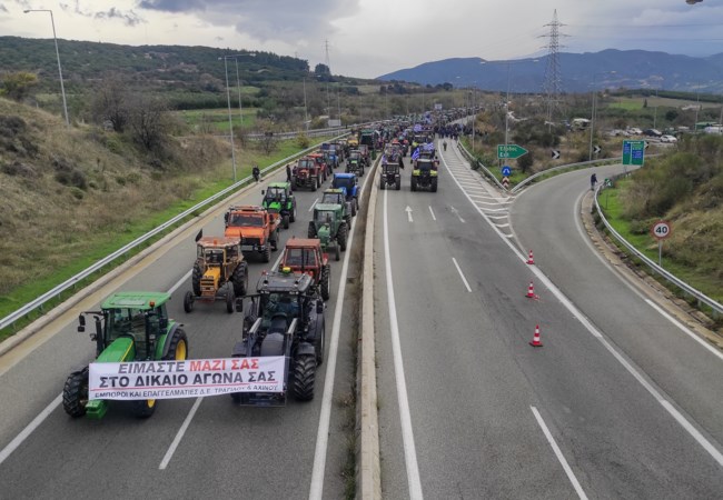 Ανυποχώρητοι οι αγρότες μετά τα επεισόδια στη Θεσσαλονίκη - Στήνονται νέα μπλόκα, ουρές χιλιομέτρων στα τελωνεία