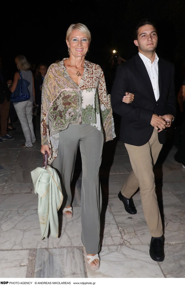 Νατάσα Παζαΐτη: Κομψή με φθινοπωρινό look στο Ηρώδειο συνοδευόμενη από τον γοητευτικό γιο της Αλέξανδρο Καραμανλή
