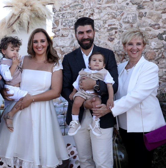Άννυ Πανταζή: Κομψή με baby blue στη βάφτιση του ανιψιού της - Το μακρυμάνικο μίντι φόρεμα, τα πέδιλα και η Gucci mini bag