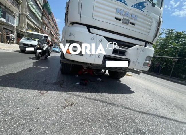 Τροχαίο στη Θεσσαλονίκη: Μηχανάκι με 60χρονη οδηγό κατέληξε κάτω από τις ρόδες φορτηγού- Σε σοβαρή κατάσταση η γυναίκα