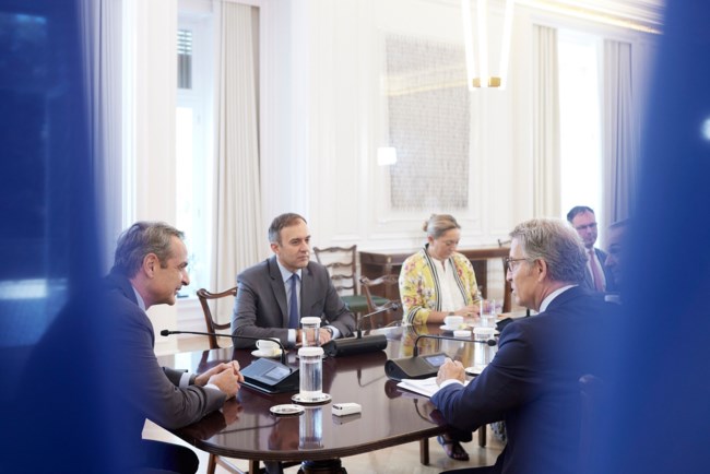Μητσοτάκης με τον πρόεδρο του ισπανικού Λαϊκού Κόμματος: Η Ελλάδα ακολουθεί μια αυστηρή αλλά δίκαιη μεταναστευτική πολιτική