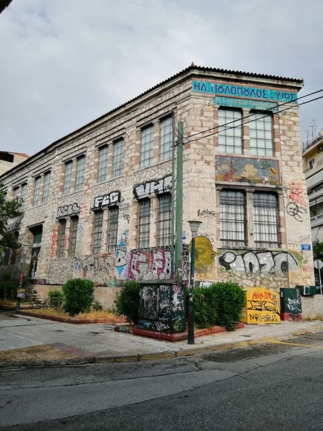Αντιγκράφιτι από τον Δήμο Αθηναίων στο ιστορικό κτίριο "Πιλ-Πουλ" [Εικόνες]