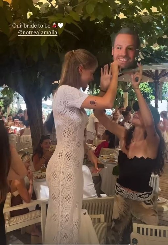 Αμαλία Κωστοπούλου: Στο Μονακό το bachelorette της - Ο έξαλλος χορός πάνω στην καρέκλα [εικόνες - βίντεο]