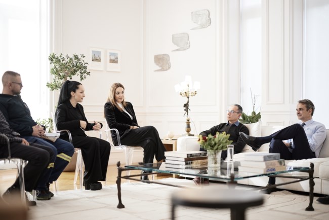 Συνάντηση Μητσοτάκη με εθελοντές στο Μαξίμου: "Οι ιστορίες προσφοράς μας δίνουν μεγάλη δύναμη"