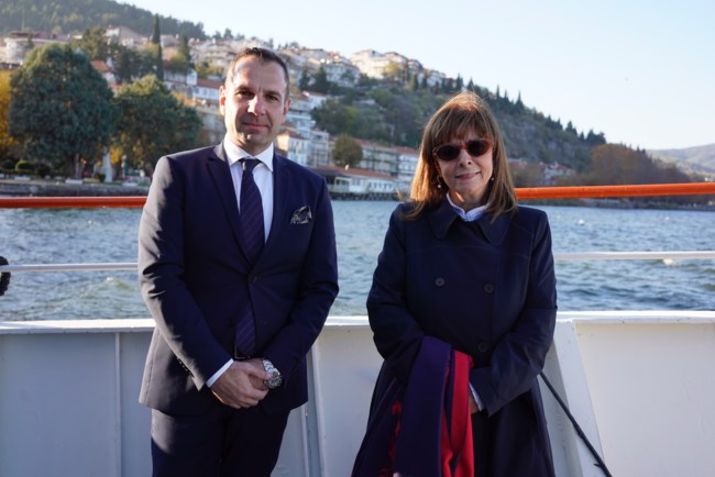 Κατερίνα Σακελλαροπούλου: Η κρουαζιέρα στη λίμνη της Καστοριάς για να θαυμάσει τα αξιοθέατα της πόλης [Εικόνες]