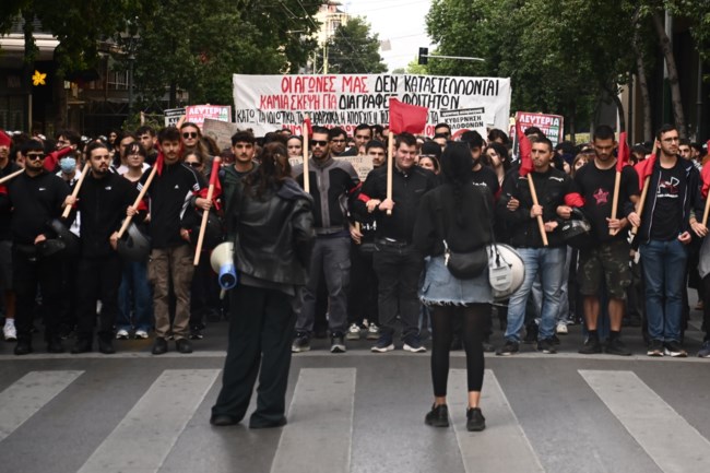 Πορεία φοιτητών στο Σύνταγμα: Τα ΜΑΤ στάθηκαν μπροστά από τον Άγνωστο Στρατιώτη και το μνημείο για τα Τέμπη [εικόνες - βίντεο]