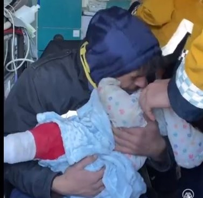 Νέο θαύμα στην Τουρκία: Σώθηκε μωρό 1,5 χρονών μετά από 55 ώρες κάτω από τα συντρίμμια - Το θήλαζε η μητέρα του για να το κρατήσει ζωντανό