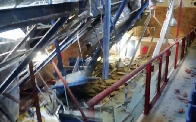 Μαρούσι: Κατέρρευσε από το χιόνι η οροφή στο κλειστό γήπεδο των Εκπαιδευτηρίων Δούκα [Εικόνες]